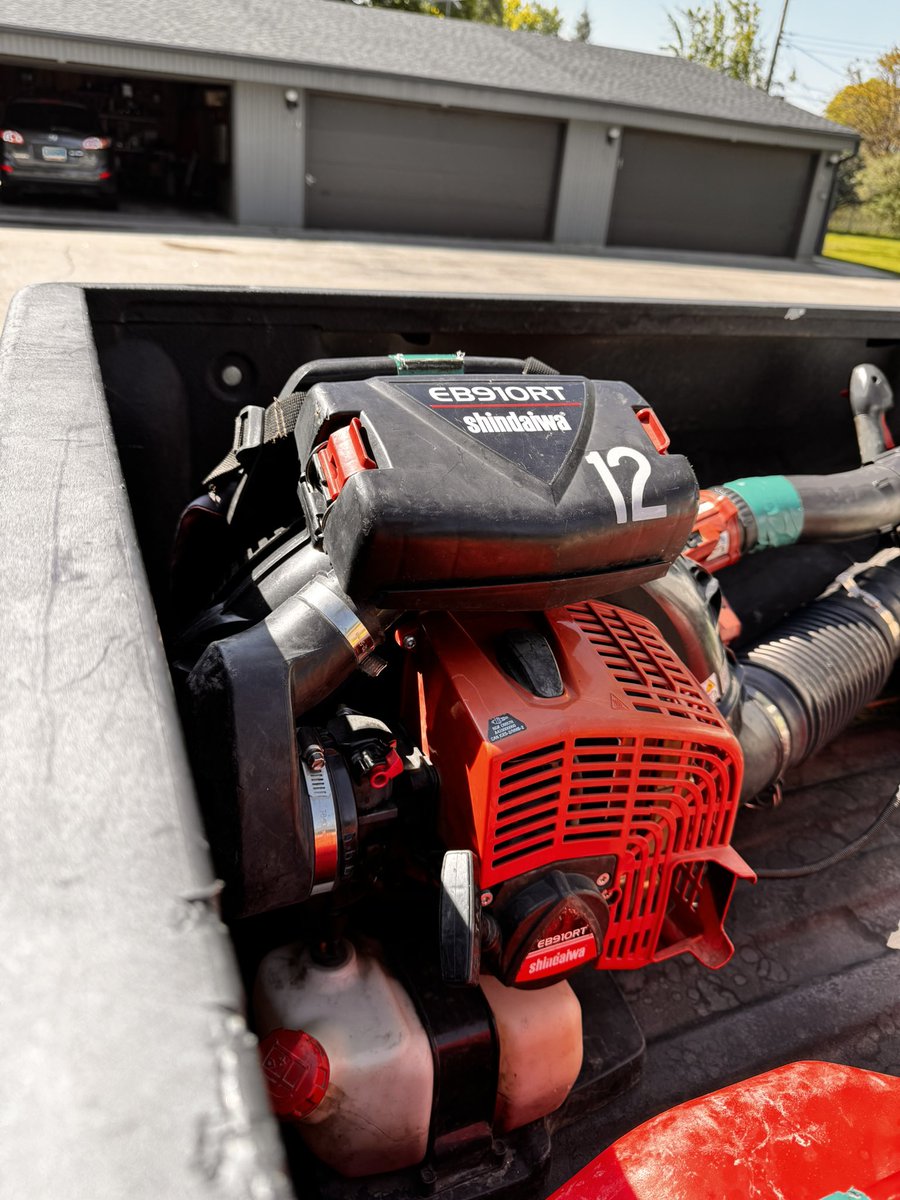 lilchuggy26's tweet photo. need me a girl who blows like the Shindaiwa eb910rt #wouldbenice https://t.co/AzAx58NglB