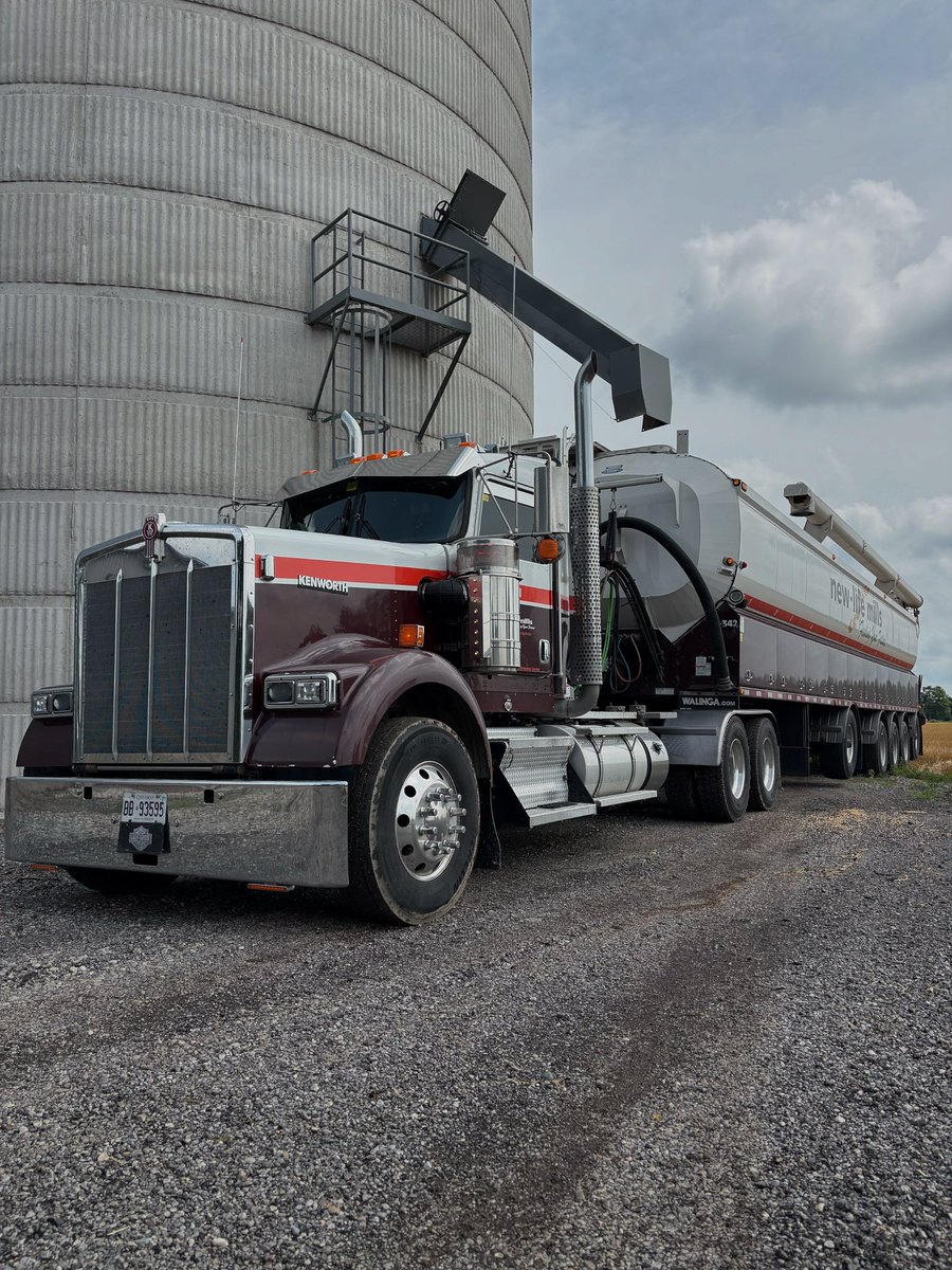 Bwags94's tweet photo. Happy #TruckTuesday everyone! Have a great day!
And if it starts to rain π§οΈ remember βrain is a good thangβ
#NewlifeMills #FeedingyourFuture
@WalingaInc #onelegendarytrailer @KenworthTruckCo #W900 https://t.co/oMwOcAMQet