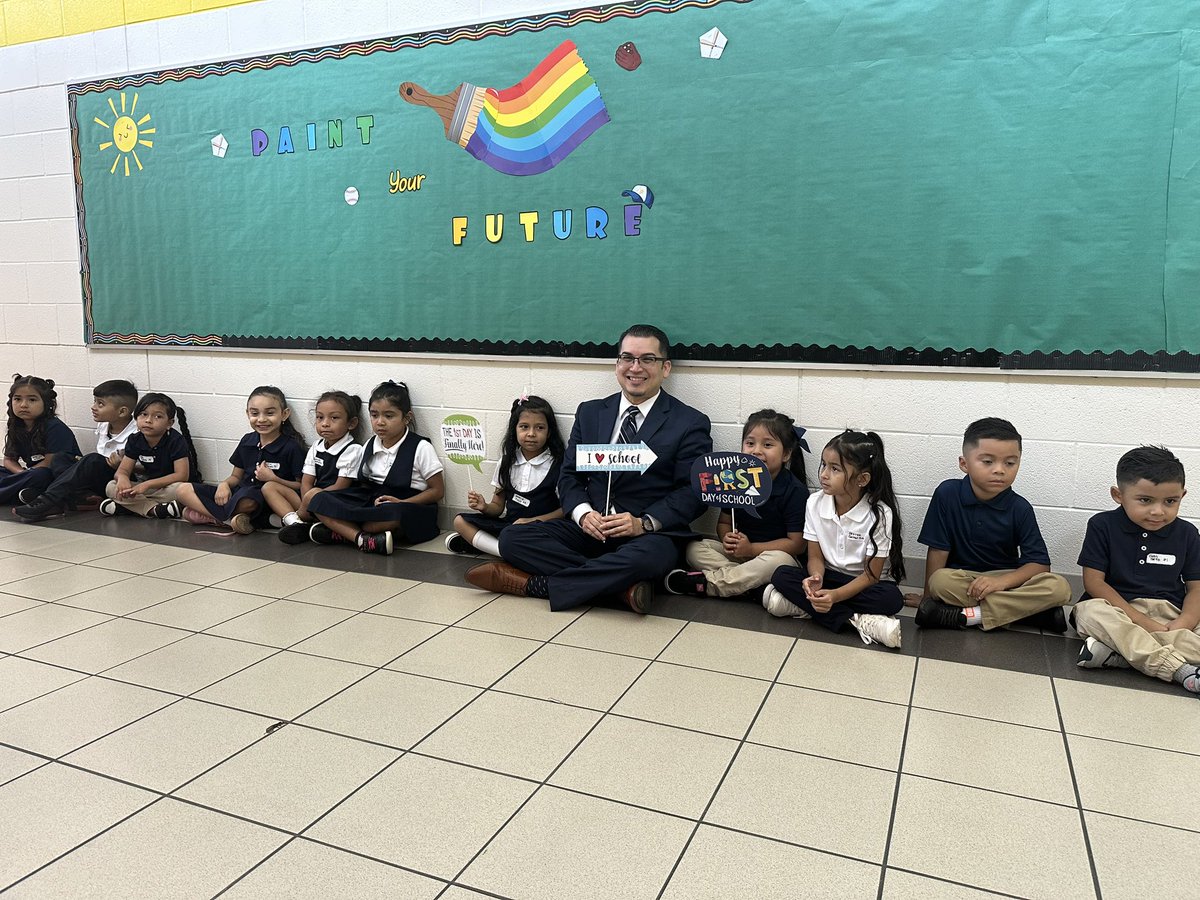 LaTracyHarris's tweet photo. 🌯🥪 Lunch on the first day at Lewis Elementary was a moment of genuine excitement! Principal Leal set the standard with warmth, leadership, and a welcoming vibe. Here’s to a year of learning and connection! ✨ @SpringISD @SISD_CoA https://t.co/RzIoVyx3ok