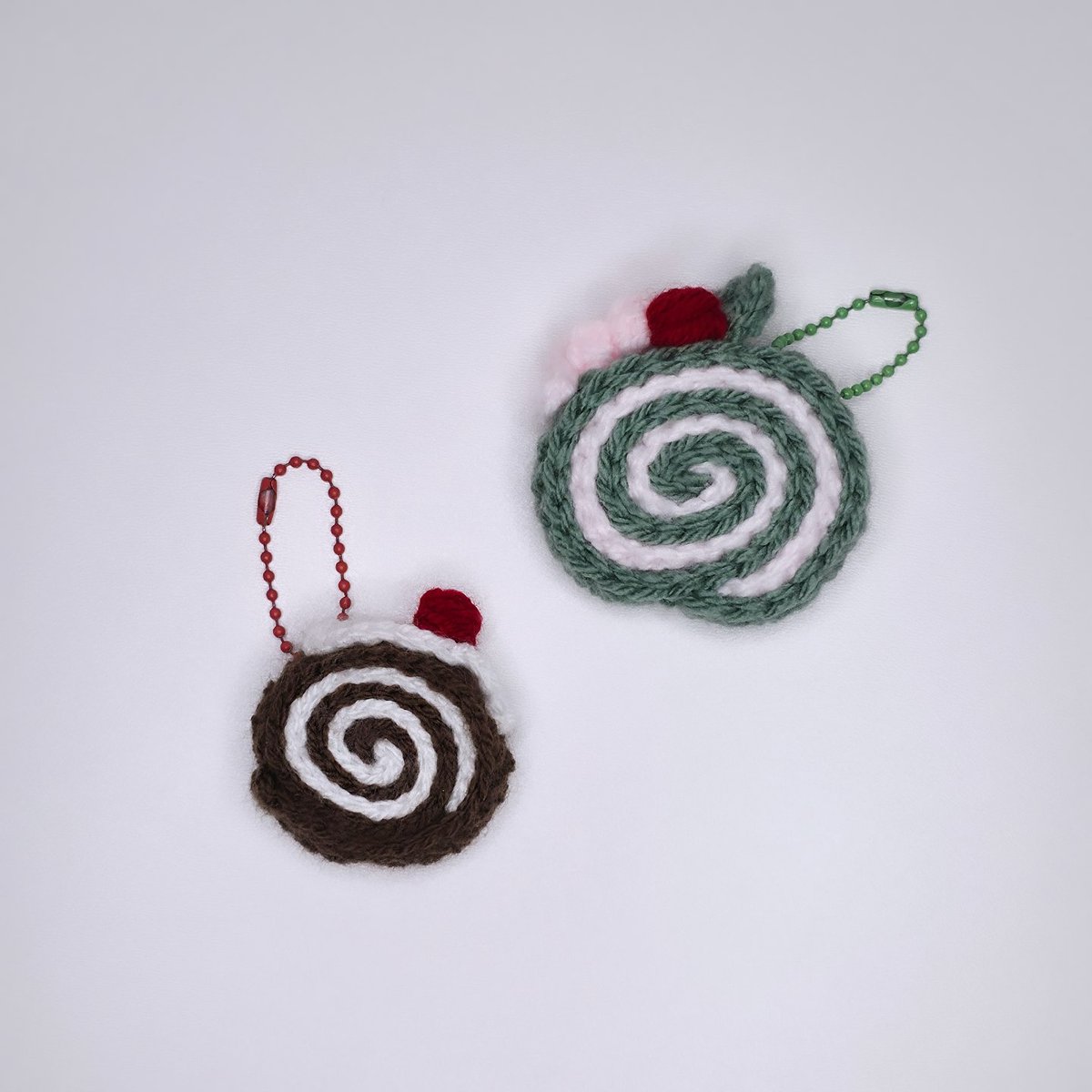 oddinent's tweet image. welcome to the oddinent bakery!🍮

bag charms for the sweet treat, trinket lovers 🎀

you can purchase them at oddinent.com/shop/crochet/b… 🍪

bag charms start at £2.50! 🛍
~

#trinket #trinkets #bagcharm #trinketcollection #crochet #pudding #coquette #kpop #sanrio