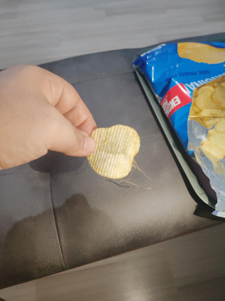 ozkankarakol's tweet photo. @RufflesTurkiye ruffles ile guzel bir mac izleyelim dedik. Aldigimiz bu paketten tanimsiz seyler cikti. Kalite biriminde sorun var sanirimm. DIKKAT! https://t.co/jtdHLsnfgG