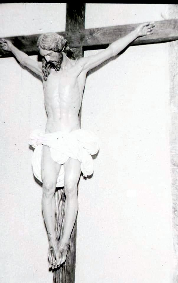 Curiosa imagen del Santísimo Cristo de las Aguas en el año 1940 sobre una cruz plana, aún en el taller de Antonio Illanes.