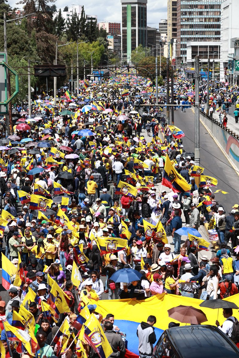 ECUADOR les dice fuera fuera fuera fuera jueces corruptos.