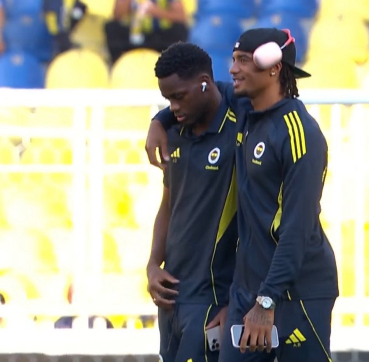 Askım 3 dakikamız var :) #Fenerbahçe #feyenoord #Brown #Jhonduran