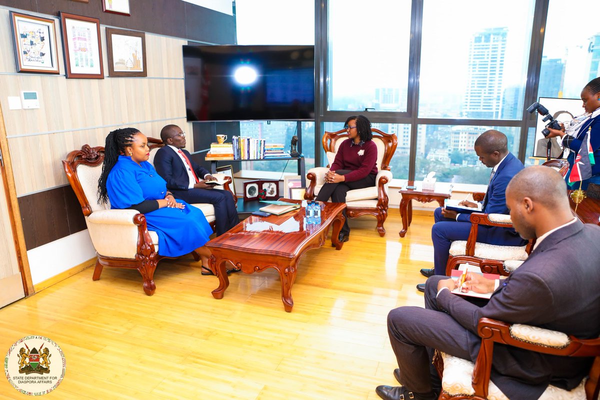 𝐏𝐒 𝐍𝐉𝐎𝐆𝐔 𝐇𝐎𝐒𝐓𝐒 𝐎𝐅𝐅𝐈𝐂𝐈𝐀𝐋𝐒 𝐎𝐅 𝐓𝐇𝐄 𝐊𝐄𝐍𝐘𝐀 𝐃𝐈𝐀𝐒𝐏𝐎𝐑𝐀 𝐂𝐎𝐌𝐌𝐌𝐔𝐍𝐈𝐓𝐘 𝐈𝐍 𝐑𝐖𝐀𝐍𝐃𝐀

Diaspora Affairs PS, Ms. <a href="/roselinenjogu/">Roseline Kathure Njogu, CBS 🇰🇪</a>, hosted the Chairperson of the Association of Kenyans in Rwanda, Mr. Wycliffe Aganda, along with the Association’s