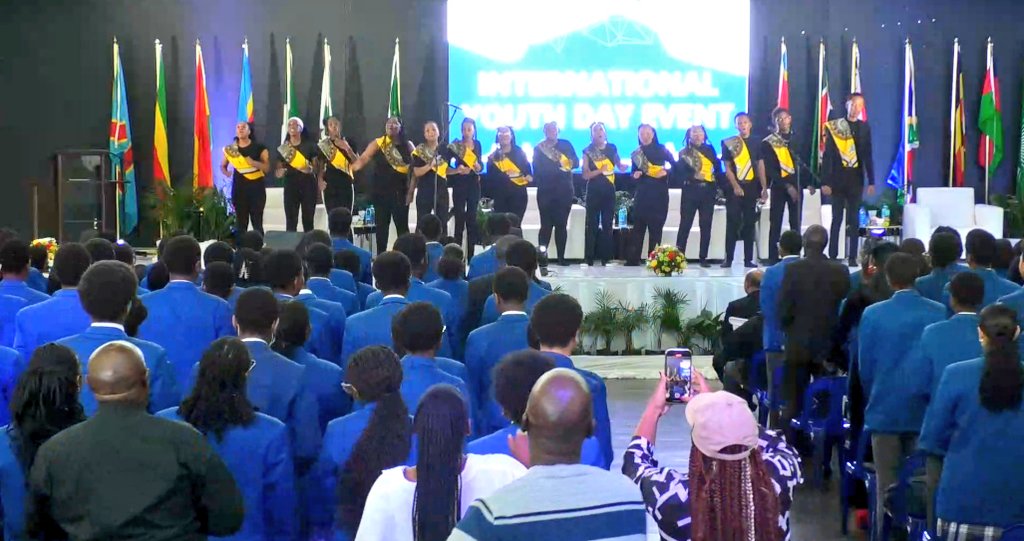 AUYouthProgram's tweet image. Today, @AU_WGYD and Sifundzani High School convened an #IYD2025 commemoration event under the theme, "Bridging the Gaps", which expands on the students' continued exploration of mindset as a transformative force.

#1mNextLevel