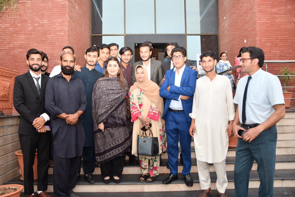 اسلام آباد:
صدر پیپلز سٹوڈنٹس فیڈریشن زیبسٹ اسلام آباد، جمشید علی طیفور نے مرکزی سیکرٹری اطلاعات و رکن قومی اسمبلی شازیہ جنت عطا مری کو عالمی یوتھ ڈے کے پروگرام میں خوش آمدید کہا اور پی ایس ایف کے پروگرام میں شرکت پر شکریہ ادا کیا۔
<a href="/ShaziaAttaMarri/">Shazia Atta Marri</a> <a href="/AseefaBZ/">Aseefa B Zardari</a> <a href="/Anny_Marri/">Anny Marri</a>