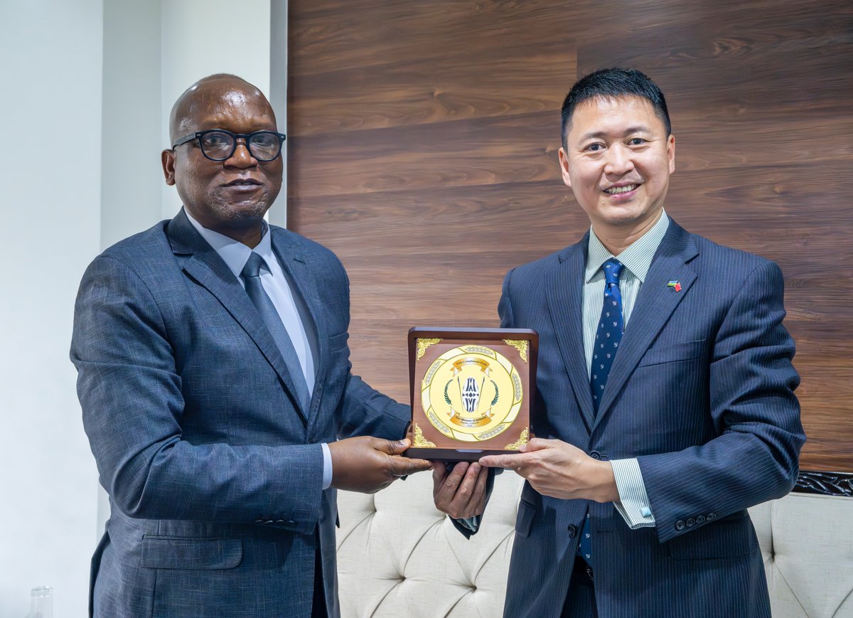 RwandaMoD's tweet photo. Today, Hon Minister of Defence, J Marizamunda, received H.E GAO Wenqi, Ambassador of the People's Republic of China to Rwanda. They discussed matters of mutual interest and ways of strengthening defence cooperation between the two countries. https://t.co/w11e0Jwjbw