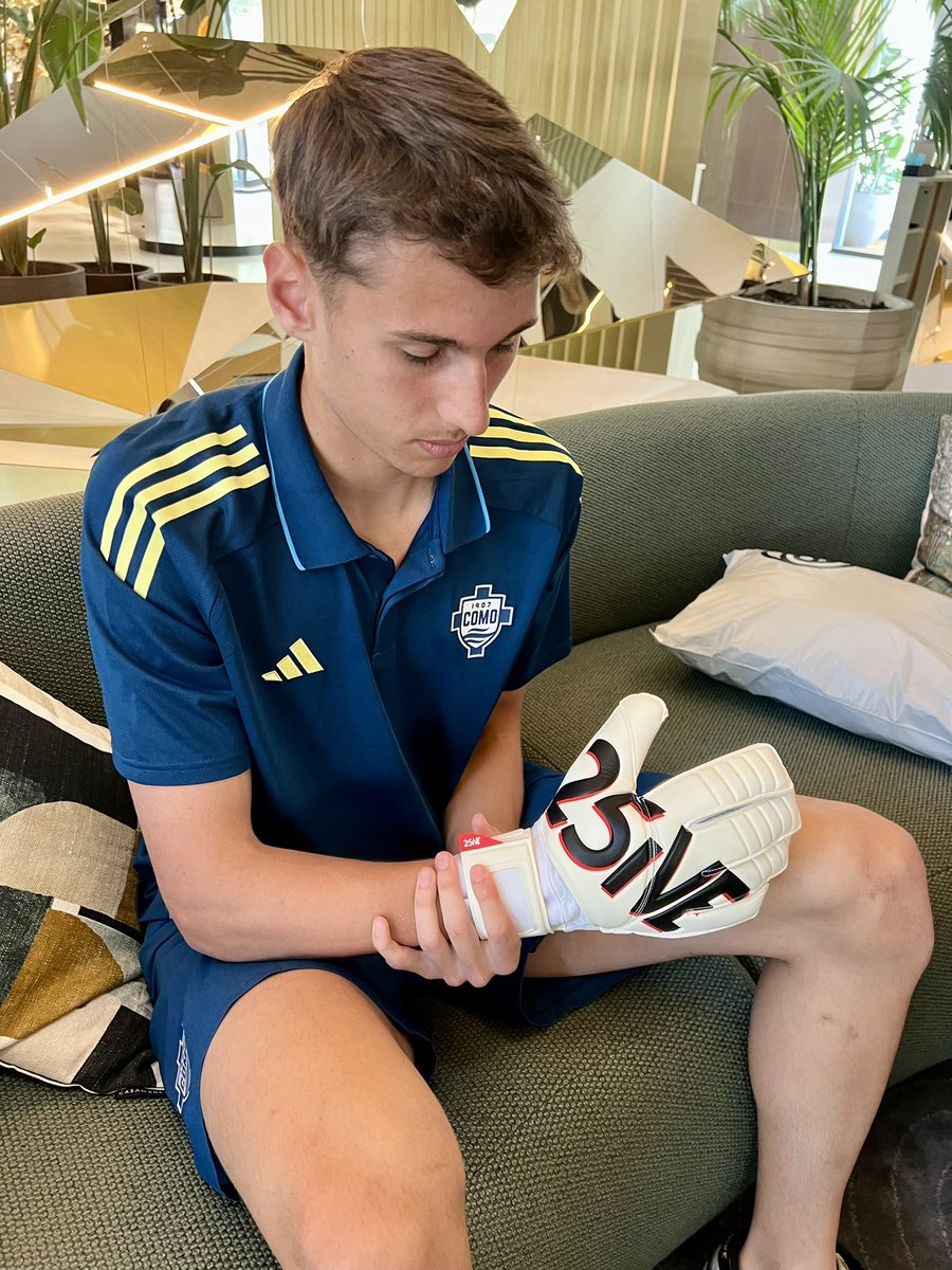 🇧🇷✨ Joven, talentoso y con un futuro brillante.
Hoy visitamos a Henrique Menke, portero del Como que jugó ante el FC Barcelona.
Una de las promesas de Brasil y del #TwoFiveSquad 🧤⚽️

📌 Recuerden su nombre: Henrique Menke.

#TwoFiveGloves #twofivesquad <a href="/TwoFiveGloves/">TwoFive</a>