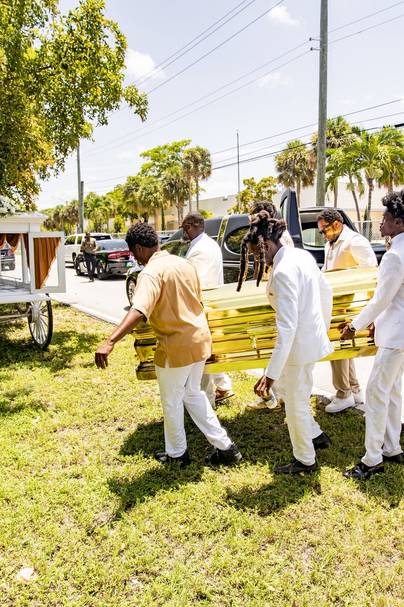 I try so hard to make every one happy but in the end I’m not 

My cousin just died I ain’t get no closure and I feel like it’s my fault 💔