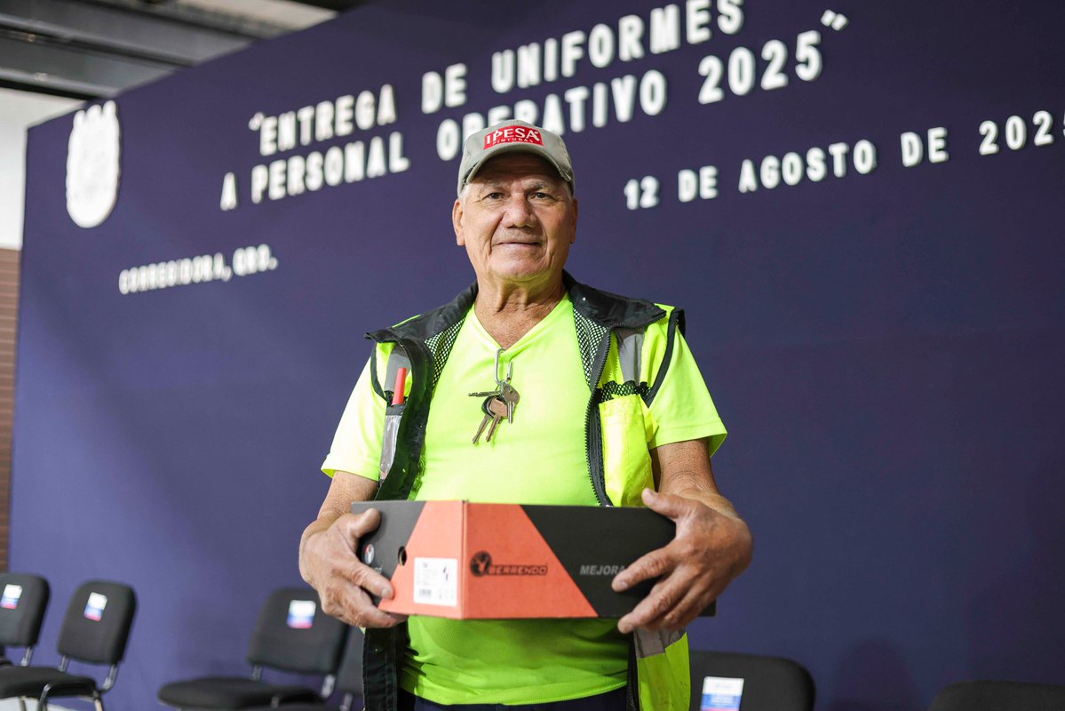 Municipio de Corregidora (@mpiocorregidora) on Twitter photo El presidente municipal, <a href="/JosueGro/">Chepe Guerrero</a>, entregó nuevos uniformes y equipo de trabajo a más de 450 colaboradores operativos de diferentes áreas, para garantizar que cuenten con las mejores herramientas para desempeñar su labor con compromiso y orgullo.
Este apoyo refuerza el El presidente municipal, <a href="/JosueGro/">Chepe Guerrero</a>, entregó nuevos uniformes y equipo de trabajo a más de 450 colaboradores operativos de diferentes áreas, para garantizar que cuenten con las mejores herramientas para desempeñar su labor con compromiso y orgullo.
Este apoyo refuerza el