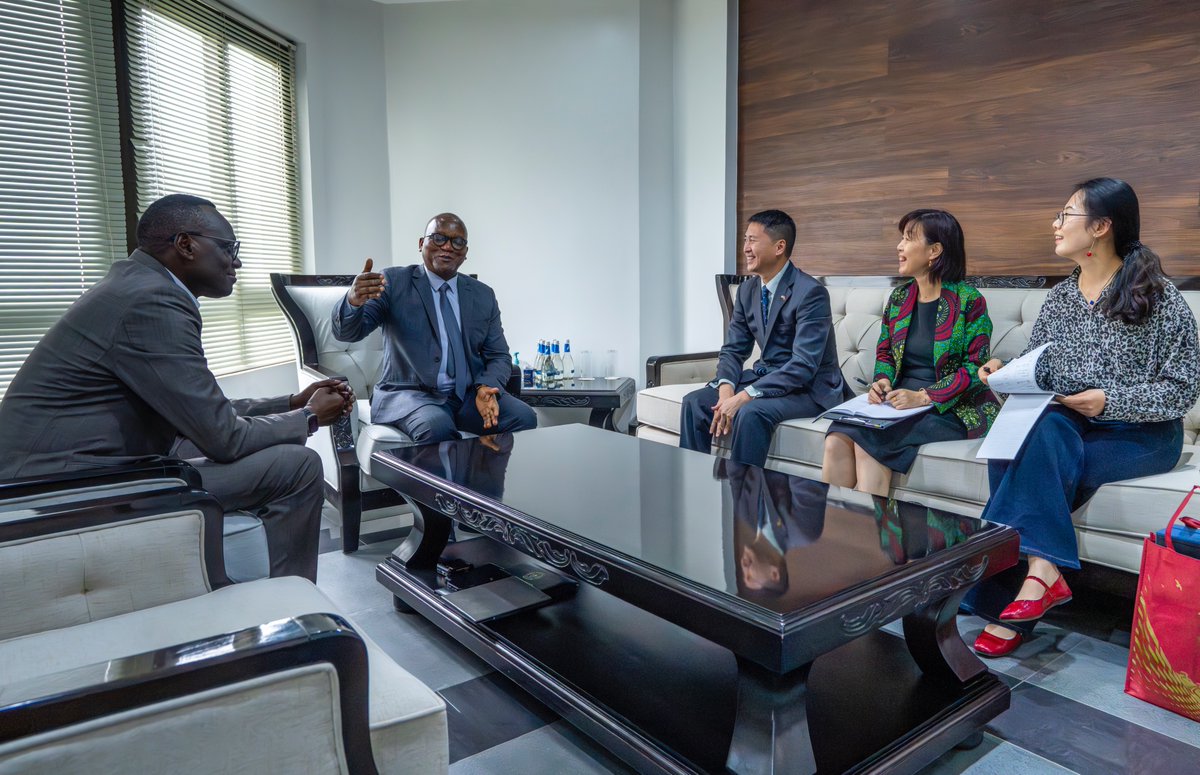 RwandaMoD's tweet photo. Today, Hon Minister of Defence, J Marizamunda, received H.E GAO Wenqi, Ambassador of the People's Republic of China to Rwanda. They discussed matters of mutual interest and ways of strengthening defence cooperation between the two countries. https://t.co/w11e0Jwjbw