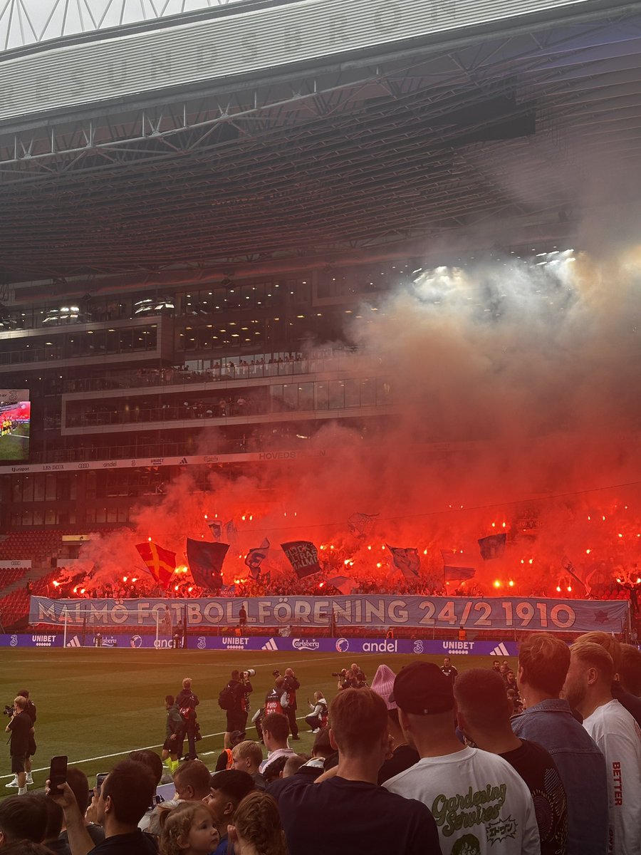 emma_toft's tweet photo. Alvorligt pyroshow, Malmö-fansene lavede 💥

#cldk https://t.co/Jqx6KpKBpM