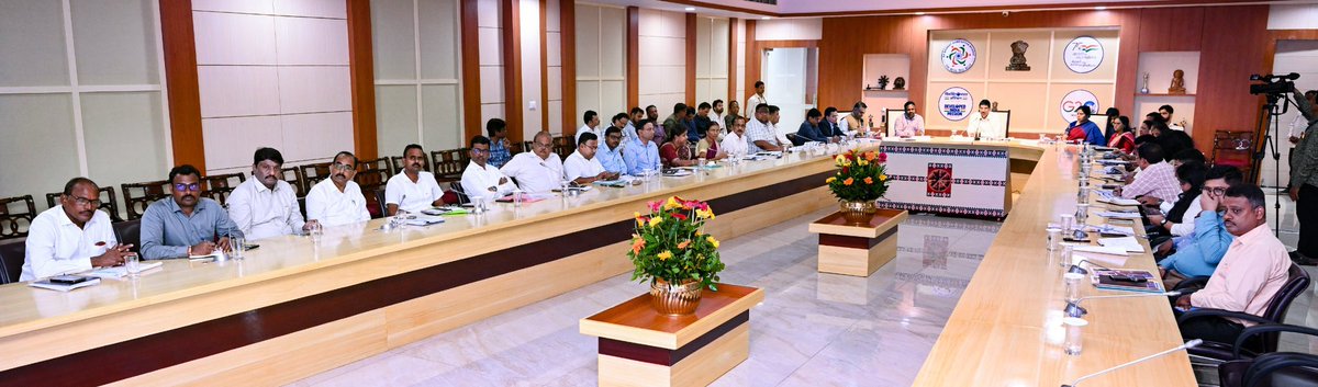 Chaired a review meeting at Raj Bhavan with the PR&amp;DW Department, attended by Minister Shri Rabinarayan Naik. I recommend a study on Gram Panchayats and revenue villages to assess scope for increasing their numbers for stronger decentralisation and improved service delivery.