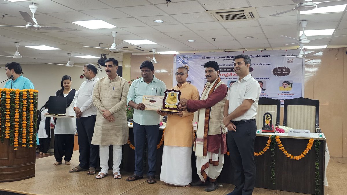 gajainderYDVBJP's tweet photo. मेहरौली विधानसभा स्थित संस्कृत विद्यापीठ विश्वविद्यालय में प्रतिभावान छात्र-छात्राओं को सम्मानित कर प्रशस्ति पत्र प्रदान करने का सौभाग्य प्राप्त हुआ। इस अवसर पर विश्वविद्यालय के कुलपति एवं वरिष्ठ शिक्षकों की गरिमामयी उपस्थिति ने कार्यक्रम की गरिमा को और भी प���रेरणादायक बना दिया।

#BJP #भारतीयजनतापार्टी
#Mehrauli #महरौली #जयमहरौली
#GajainderYadav #गजेंद्र_यादव 

@BJP4India @BJP4Delhi @narendramodi @AmitShah @JPNadda @gupta_rekha @Virend_Sachdeva @RamvirBidhuri @PavanRanaRSS @PandaJay @aarti_singhbjp