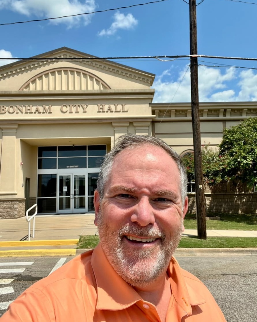 VectorSystemsUS's tweet image. Whether you are travelling from outer space or just in town - be sure to stop by Bonham City Hall and grab a selfie! #CityHallSelfie #BelieveinBonham