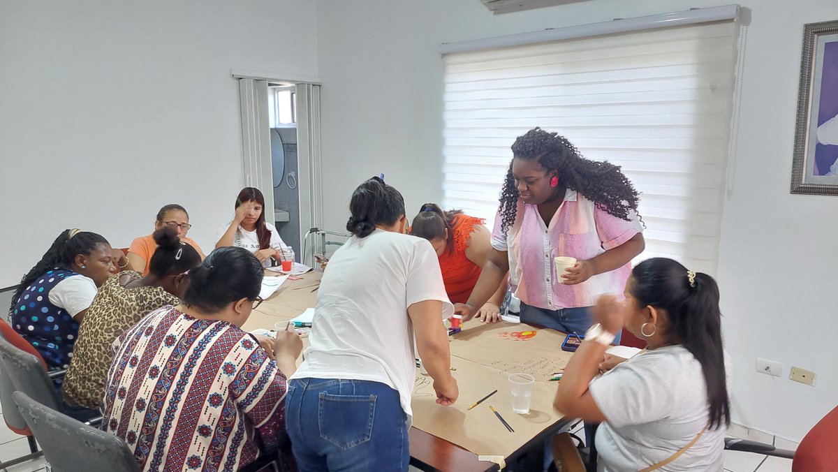 centroIAD's tweet photo. La semana pasada nos llenamos de ideas, compromiso y acción 💡💬
Estuvimos trabajando junto a voluntarios, beneficiarios, aliados estratégicos y personal técnico para construir el Plan Estratégico Institucional de una organización historica en la defensa de los derechos humanos. https://t.co/OxuKxHpLu7