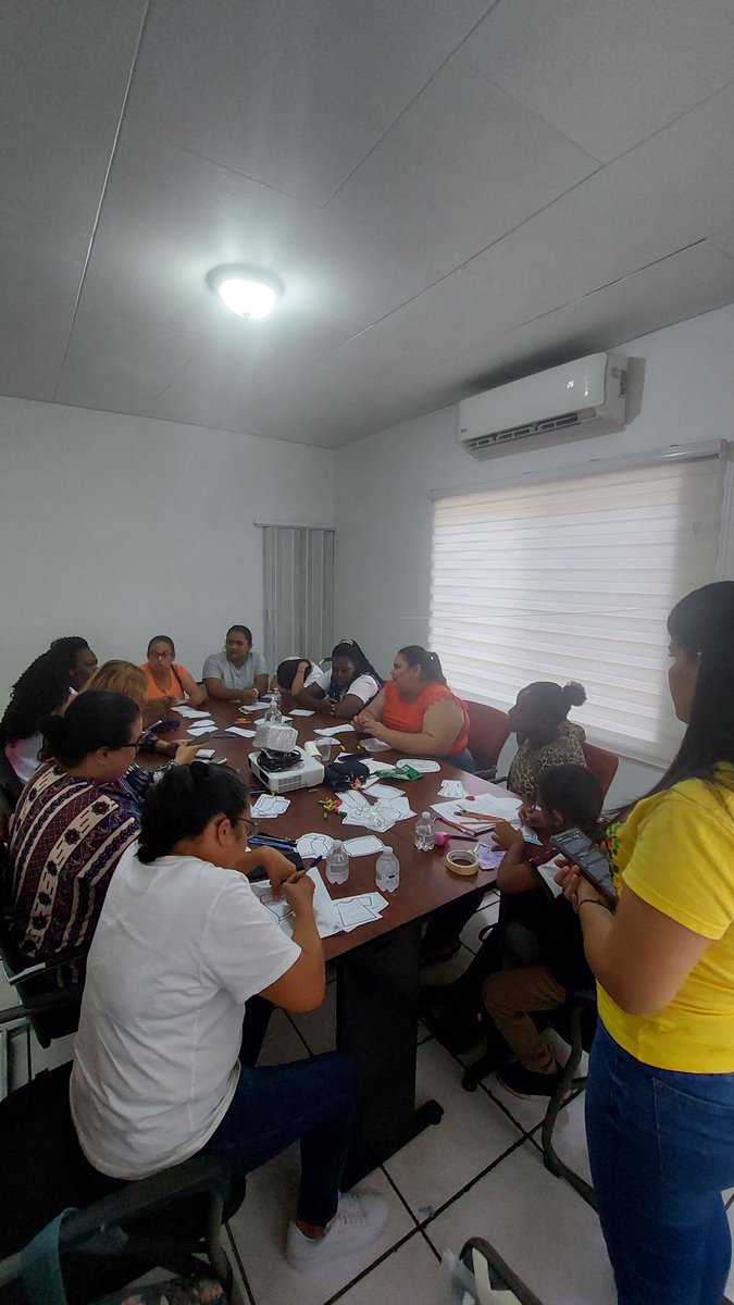 centroIAD's tweet photo. La semana pasada nos llenamos de ideas, compromiso y acción 💡💬
Estuvimos trabajando junto a voluntarios, beneficiarios, aliados estratégicos y personal técnico para construir el Plan Estratégico Institucional de una organización historica en la defensa de los derechos humanos. https://t.co/OxuKxHpLu7