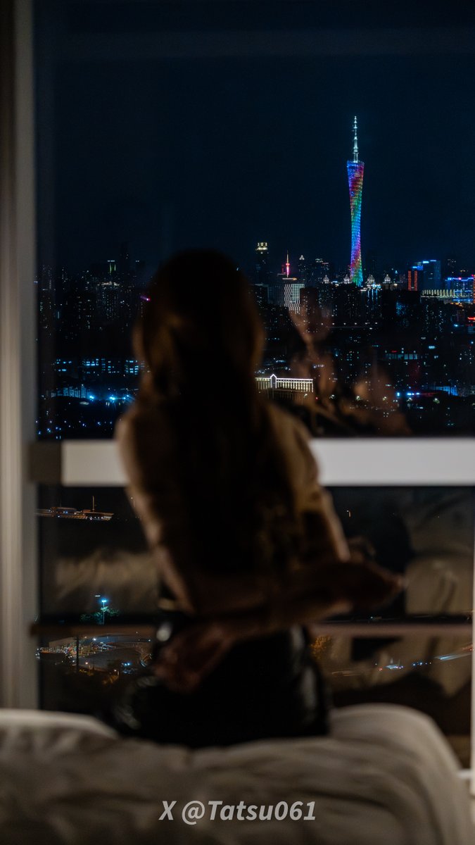 广州塔的霓虹丝带与绳索的缠绕，在无声的夜里交织出独特的张力。城市与人，都被各自的光芒与束缚所定义。#广州夜景 #捆绑 #伪娘 #男娘
👩：<a href="/ioririyui/">伊织yui</a>
🪢：<a href="/azreal0202/">Azreal</a>
📷：<a href="/Tatsu061/">羽间</a>
