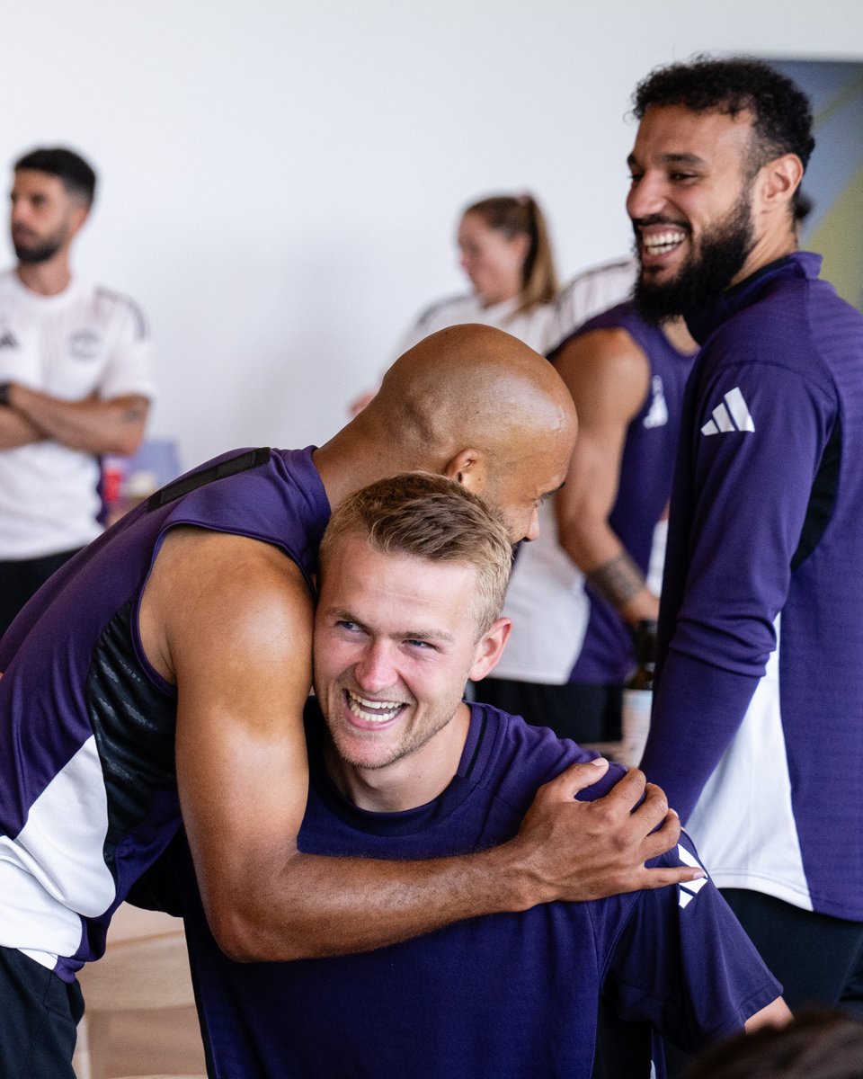 ManUtd's tweet photo. 🎂 @MdeLigt_04 celebrates his birthday with his United family 🥰 https://t.co/Di7xBIulxQ