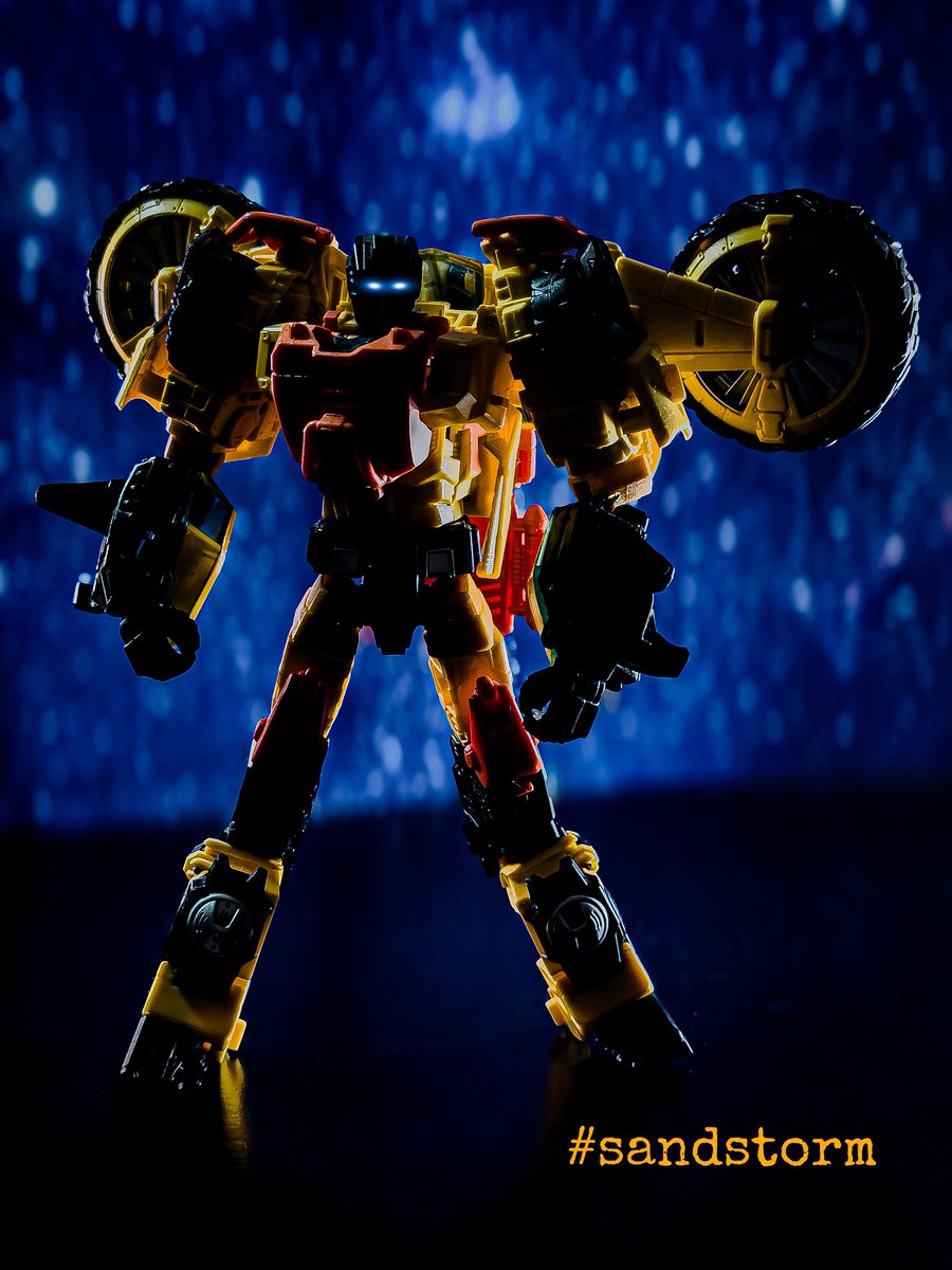 Name me a Transformers toy with a better silhouette. 

I’ll wait.

T30 Sandstorm 

#Transformers #toyphotography #maccadam