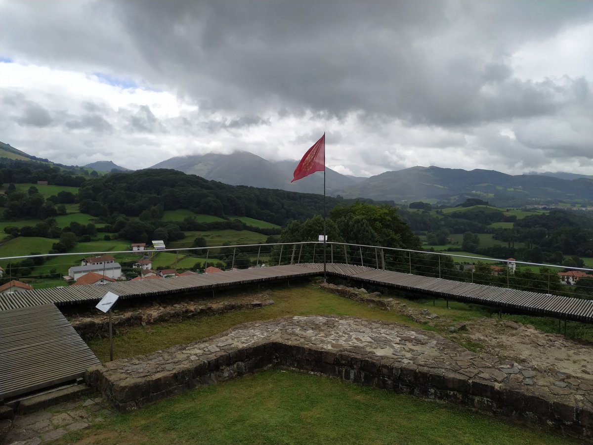 Gaurko egunez, 1522an, Amaiurko gaztelua lehertarazi zuten gaztelarrek, okupatu eta hilabete eskasera. 

Diotenez, bailara osoan entzun zen eztandaren hotsa. 

«Napar askatasunaren alde Amayurko echarrian borroka egin zuten gizonai, betiko argia»

1522 - 2025 | GAZTELU BELTZA