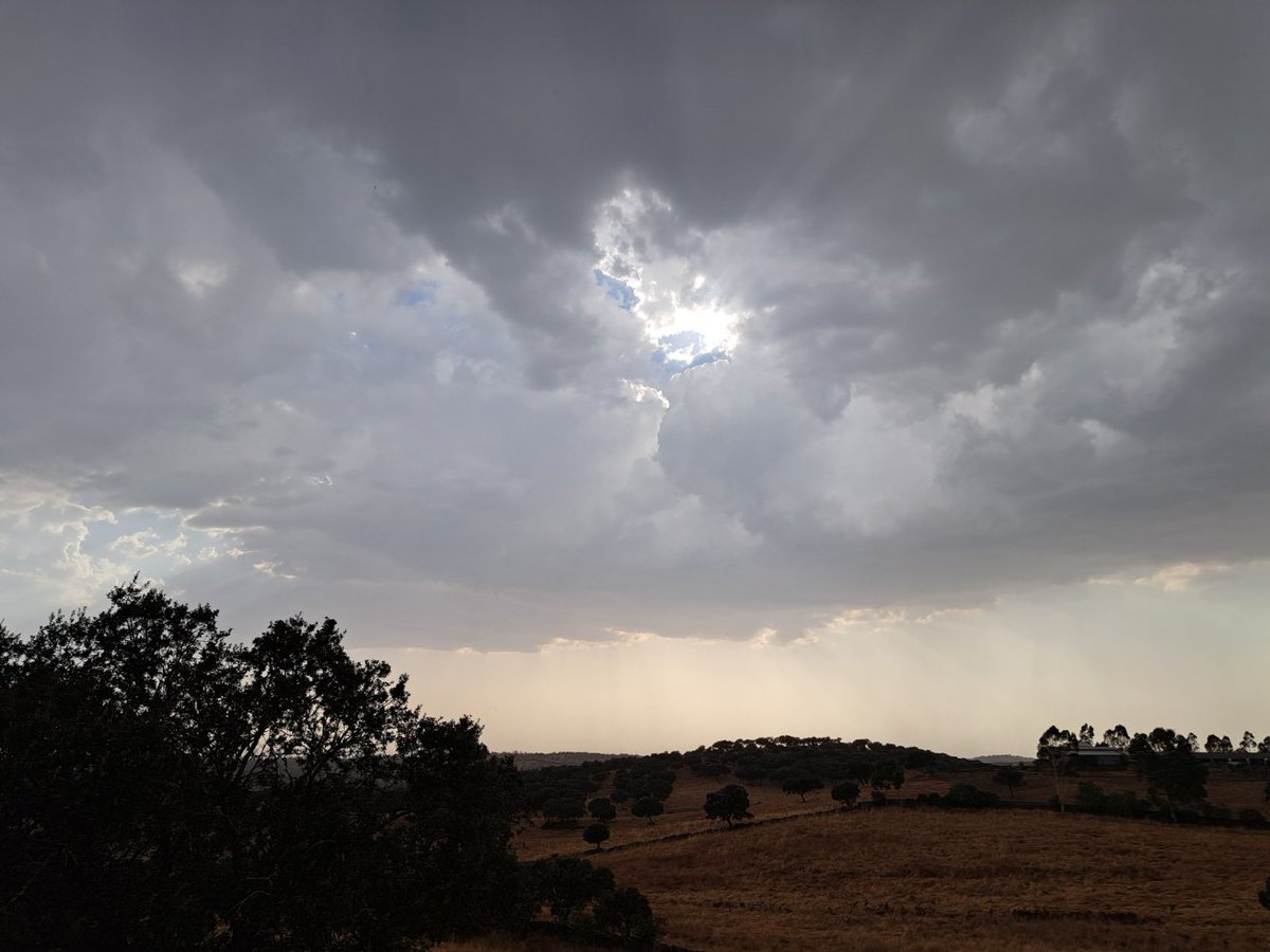 Carlos Gregorio Hernández (@chernandez2030) on Twitter photo Del ☀️ a la tormenta ⛈️, de 40 °C a menos de 30 °C, esto es Extremadura 👇 Del ☀️ a la tormenta ⛈️, de 40 °C a menos de 30 °C, esto es Extremadura 👇