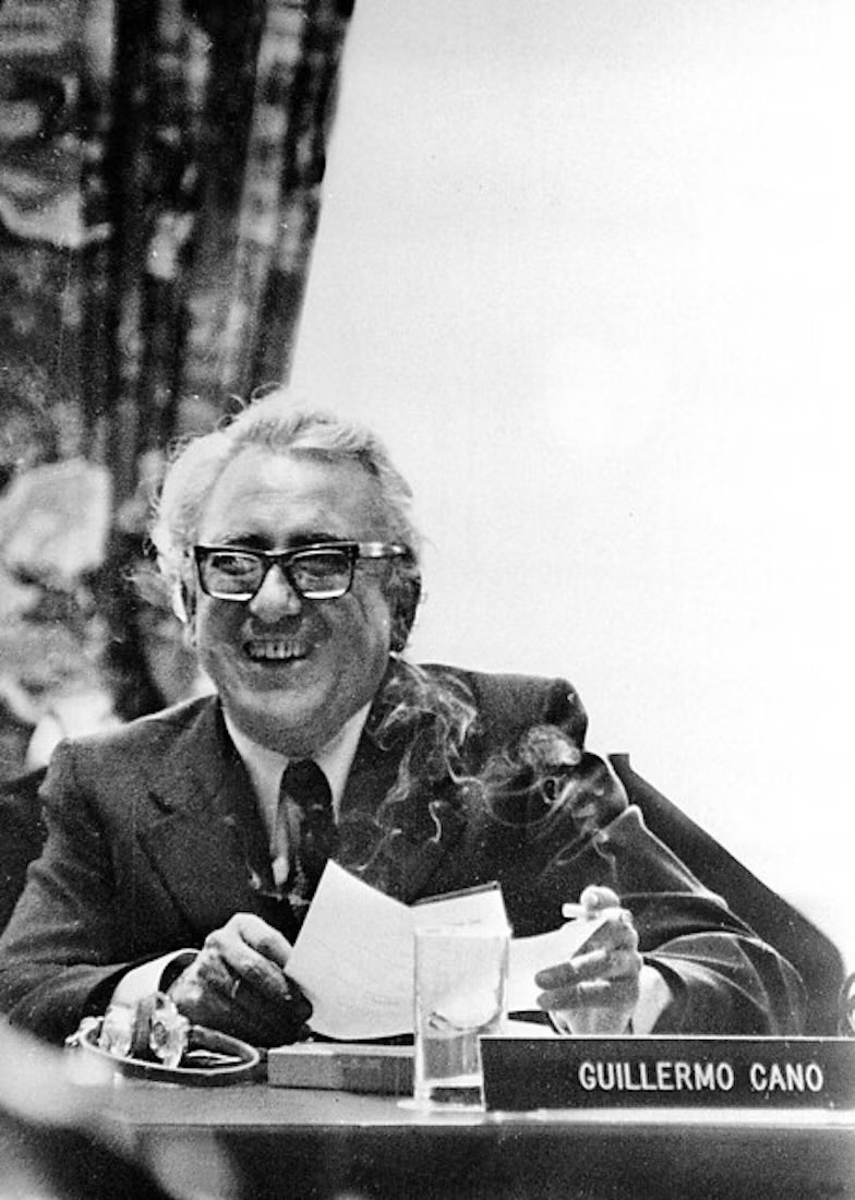 Me gusta esta foto: se ve sonriente,  cigarro en mano, muy periodista. Gracias por el legado, la ética en el oficio y la línea editorial. En el centenario de su natalicio hoy celebramos a don Guillermo Cano.