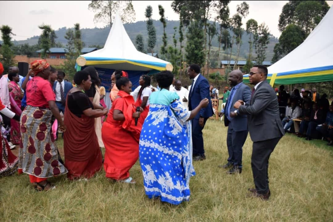 Mu birori byo kwizihiza icyumweru cy’irangamimerere, imiryango 9 yasezeranye imbere y’amategeko, hatanzwe impano ku miryango itishoboye y’ako karere.