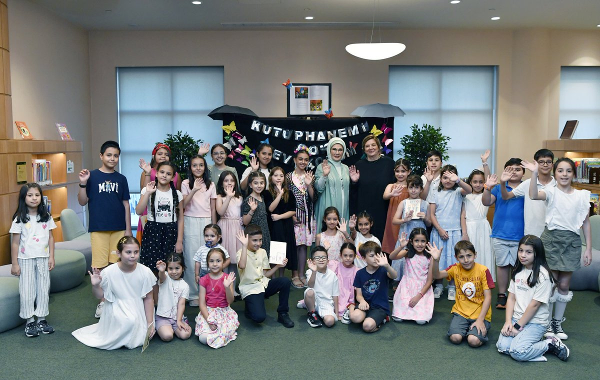 Sayın Emine Erdoğan, Gürcistan Cumhurbaşkanı Mikheil Kavelaşvili'nin eşi Tamar Bagrationi ile Cumhurbaşkanlığı Millet Kütüphanesi'ni ziyaret etti.