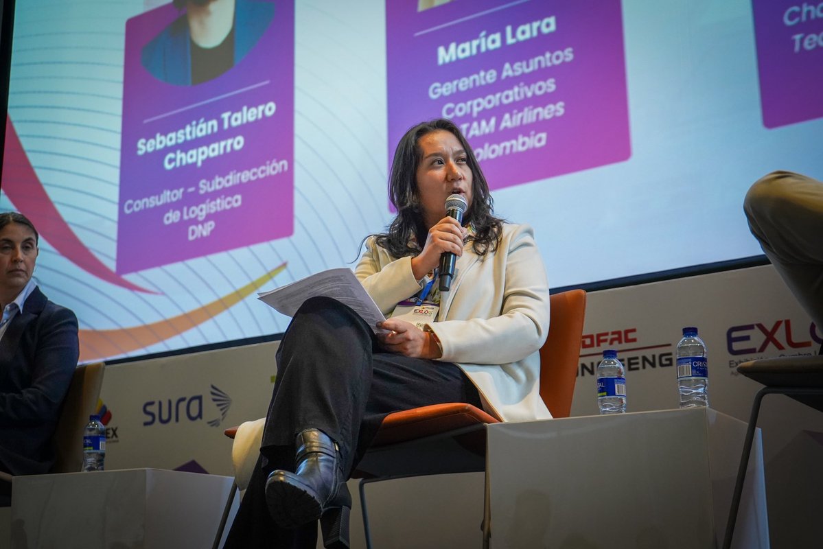 Analdex Colombia (@analdexcolombia) on Twitter photo 📌 Seguimos en #Exlog2025 con el tercer panel del día: “Motores del cambio: descarbonización en el transporte de carga”.
Participan Sebastián Talero (<a href="/DNP_Colombia/">dnp_colombia</a>), María Lara (<a href="/LATAM_CO/">LATAM Colombia</a>), Liliana Rivera (<a href="/Uniandes/">Uniandes</a>) y Santiago Giraldo (EDINSA–Postobón). 🧵 📌 Seguimos en #Exlog2025 con el tercer panel del día: “Motores del cambio: descarbonización en el transporte de carga”.
Participan Sebastián Talero (<a href="/DNP_Colombia/">dnp_colombia</a>), María Lara (<a href="/LATAM_CO/">LATAM Colombia</a>), Liliana Rivera (<a href="/Uniandes/">Uniandes</a>) y Santiago Giraldo (EDINSA–Postobón). 🧵