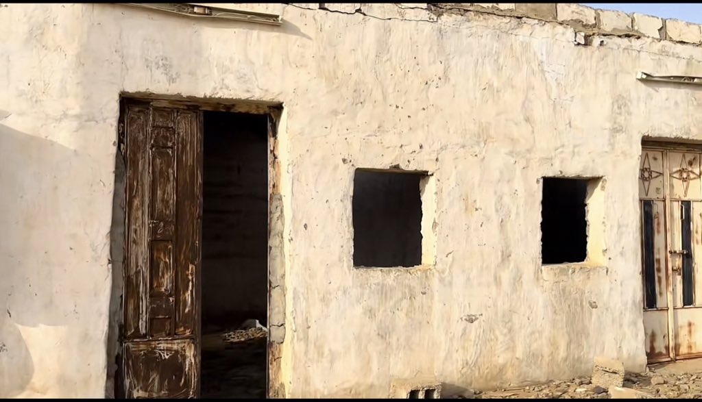 قفّى زمنك و صرت نقّاض الجروح
عقب الحياه اللي نعمت بـ خيرها

و الذكريات اللي ورى ابوابك تلوح
عن بيعتك .. ( ما واقفٍ لي غيرها )

وسم