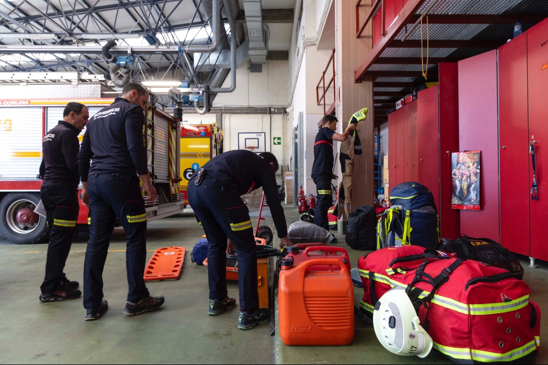 A Coruña mobiliza tres dotacións de bombeiros en resposta á solicitude do centro de atención de emerxencias para axudar no incendio de Verín