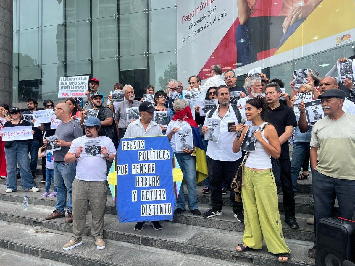 Gbastidas's tweet photo. El coordinador de la ONU en Venezuela @Rampolla_UN hoy salió de su oficina para recibir una marcha oficialista en rechazo a la recompensa de EEUU por la captura de Maduro.

Pero el viernes pasado no se le vio recibiendo la protesta de las madres de presos políticos, donde luego fue secuestrada la defensora de DDHH Martha Grajales.

¿Selectividad? ¿Doble vara? ¿Favorece a la tiranía e invisibiliza a las víctimas?
