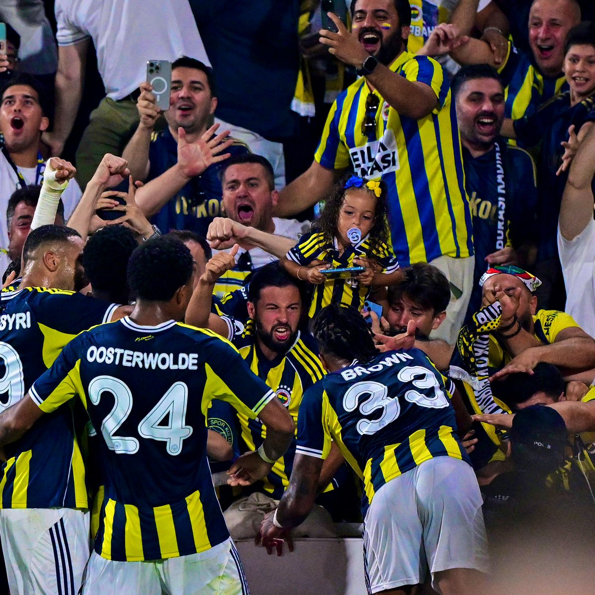 🟡🔵🤩 Fenerbahçeli futbolcular gol sevincini taraftarıyla doyasıya kutladı.