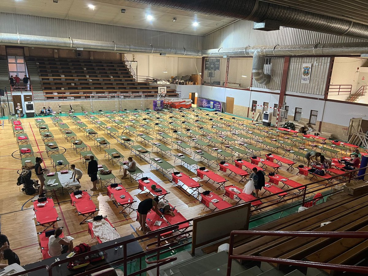 La situación en Castilla y León sigue siendo muy complicada por los incendios de León y Zamora, donde Cruz Roja sigue trabajando, tantos en los albergues como en labores de reparto de alimentos, acompañamiento y traslado de personas mayores y con movilidad reducida.