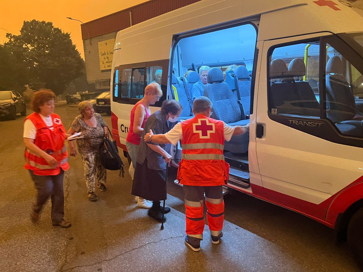 crecyl's tweet photo. La situación en Castilla y León sigue siendo muy complicada por los incendios de León y Zamora, donde Cruz Roja sigue trabajando, tantos en los albergues como en labores de reparto de alimentos, acompañamiento y traslado de personas mayores y con movilidad reducida. https://t.co/DZrMWMoiu1