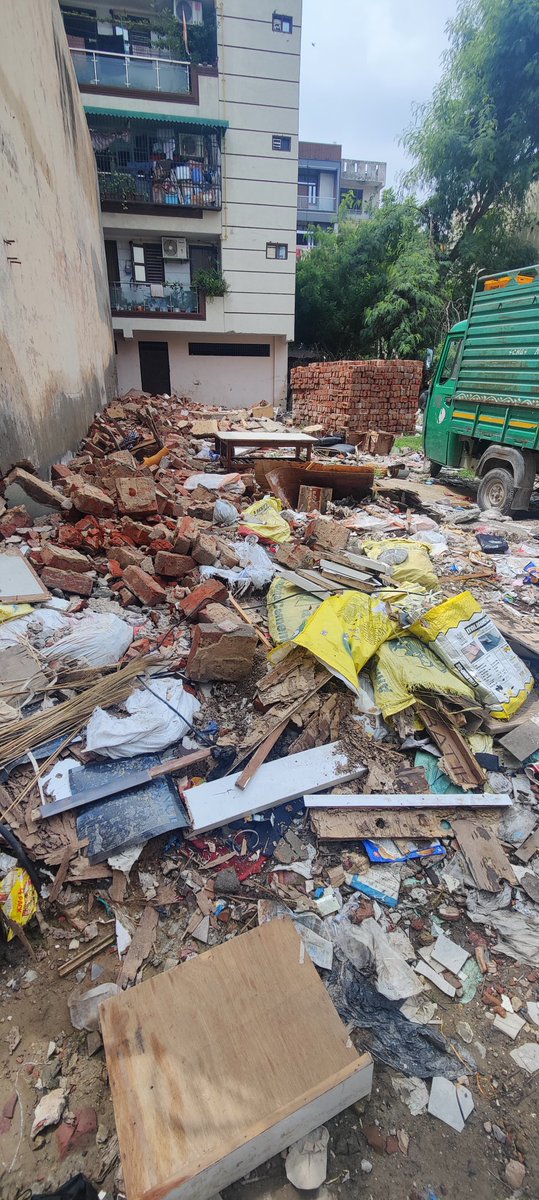 Sobticharm's tweet photo. @gupta_rekha you said you'll give us a cleaner Delhi. Instead you're abducting &amp; probably killing dogs meanwhile This is Delhi
You'll say You're not killing dogs but even you know what those humans will do
I am sad I voted for you. I'll vote for #Congress in next Delhi election https://t.co/71SKgn4uaH