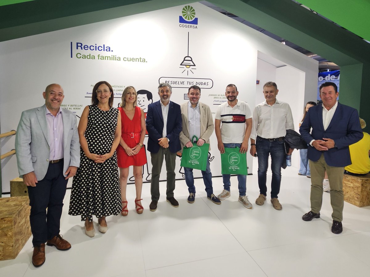 cogersaasturias's tweet image. Los órganos de gobierno de #Cogersa se han reunido en la #Fidma. Al acabar la sesión, los representantes del @GobAsturias y de los ayuntamientos han acudido a visitar el stand del consorcio. 

Más info: cogersa.es/noticias/

#CogersaenFidma2025 #Fidma2025