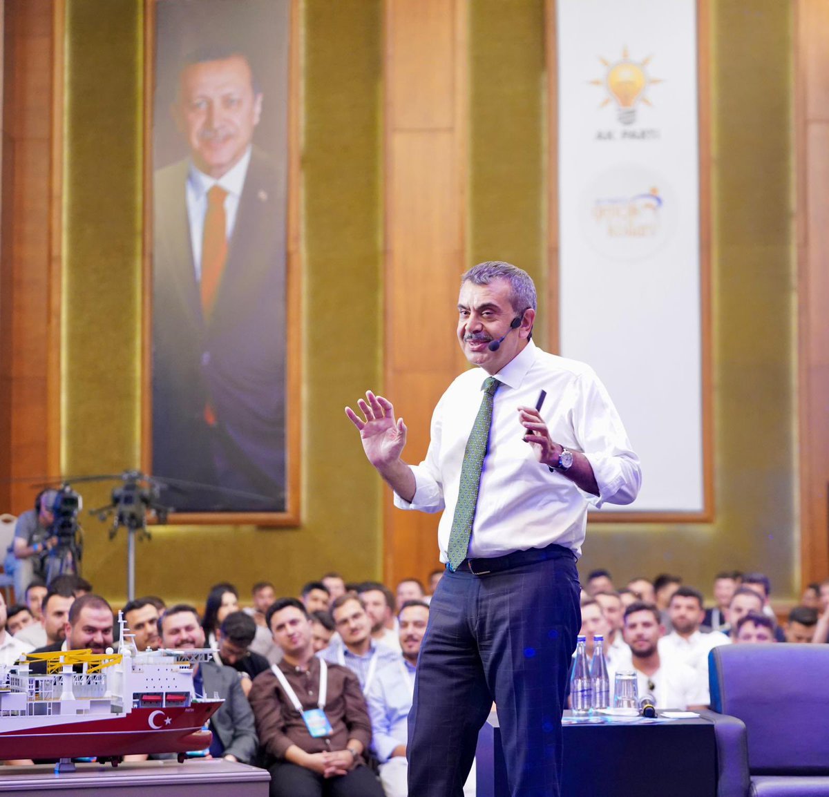 Yusuf__Tekin's tweet photo. 📍 Kızılcahamam

Türkiye’nin Gücü AK Gençlik Strateji ve İstişare Kampı’nda gençlerimizle buluştuk. 

Ülkemizin yarınlarını inşa edecek olan gençlerimizle birlikte olmak bizlere her zaman güç veriyor. Millî değerlerimizle yoğrulmuş, evrensel bilgiyle donanmış, dijital çağın imkânlarını hakkıyla kullanan ve istikametini kendi medeniyetinden alan bir gençliğin enerjisi, idealleri ve azmi, ülkemizin teminatıdır. İşte bu gençlik, bizleri daha müreffeh yarınlara taşıyacak olan en büyük güçtür!

Muradımız da, hedefimiz de, inancımız da bu yolda emin adımlarla yürümektir.

Bu değerli programın gerçekleşmesini sağlayan @avyusufibis başkanımızın şahsında tüm AK Gençlik teşkilatımıza şükranlarımı sunuyor, programa iştirak eden kıymetli gençlerimize teşekkür ediyorum.