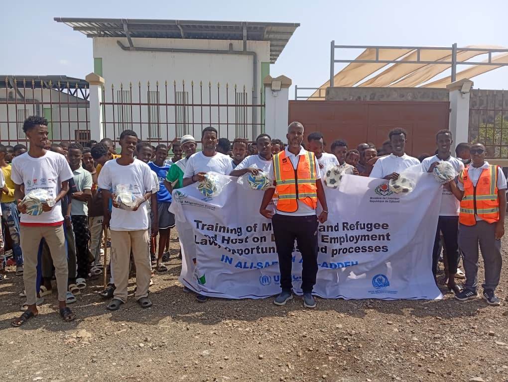 ajcd23's tweet photo. 🌍👫 #AJCD a célébré l’#InternationalYouthDay2025 à #AliAddeh avec une marche de cohésion entre jeunes hôtes & réfugiés.
+100 jeunes, 8 clubs, unis pour le vivre-ensemble 🤝
⚽ Ballons offerts aux équipes devant le nouveau CDC #IGADRMF
#Jeunesse
#Paix
#Solidarité
#Djibouti https://t.co/4CspiUVysP