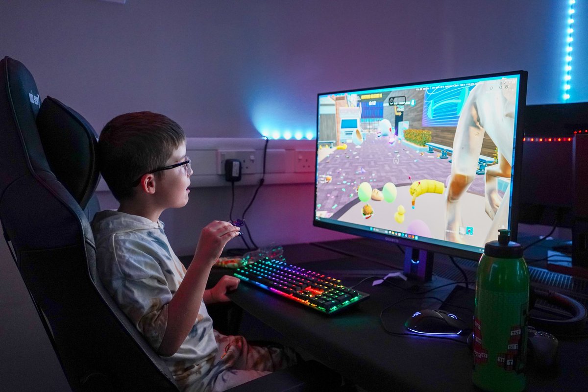 𝑪𝒐𝒏𝒄𝒆𝒏𝒕𝒓𝒂𝒕𝒊𝒐𝒏 𝑭𝒂𝒄𝒆𝒔 🎮👀

Our Summer Gaming Session returned today as youngsters enjoyed top titles on our state-of-the-art PCs 🖥️

ℹ️ Every Tuesday (10AM-12PM &amp; 1-3PM) this summer! 🤩 

Book your spot 👉 bit.ly/FOL_LA