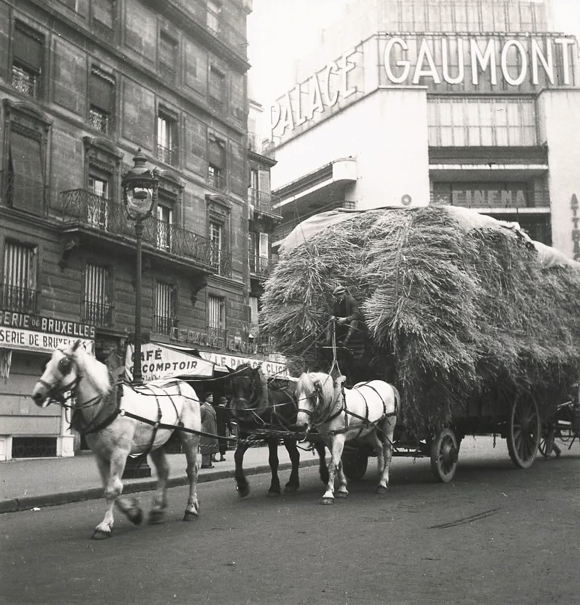 📸 Charrette de gerbes de blé devant le Gaumont-Palace, se dirigeant vers la place de Clichy.
Sans date. Paris