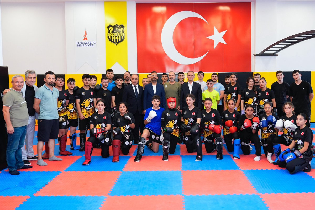 Sancaktepe Belediye Spor Kulübü Başkanı Sayın Cengiz Eroğlu ve değerli yönetim kurulunu ziyaret ettim.
Nazik misafirperverlikleri için kendilerine teşekkür ediyorum.