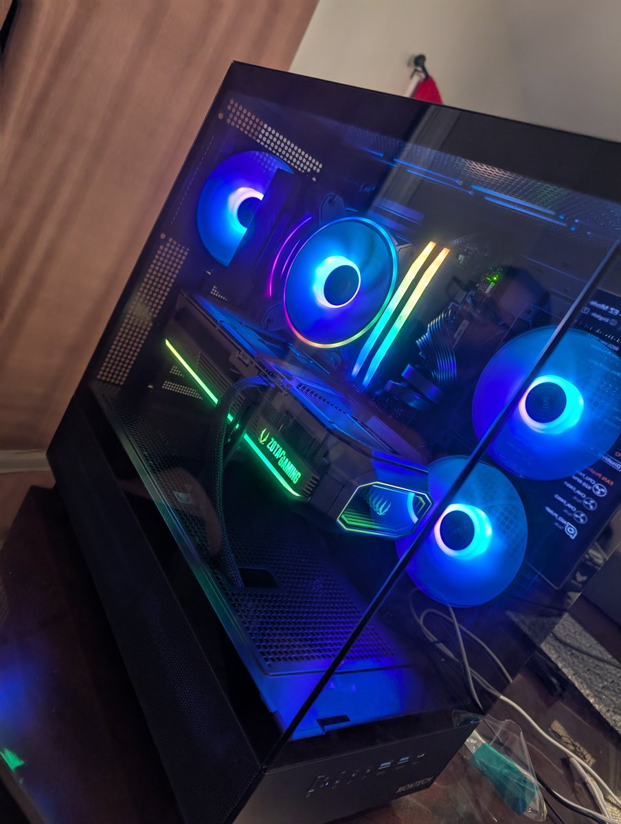 HunterSGarner's tweet photo. @NVIDIAGeForce Just did my first PC build this past weekend. Super happy with how it turned out. https://t.co/jRkqLpMlxT