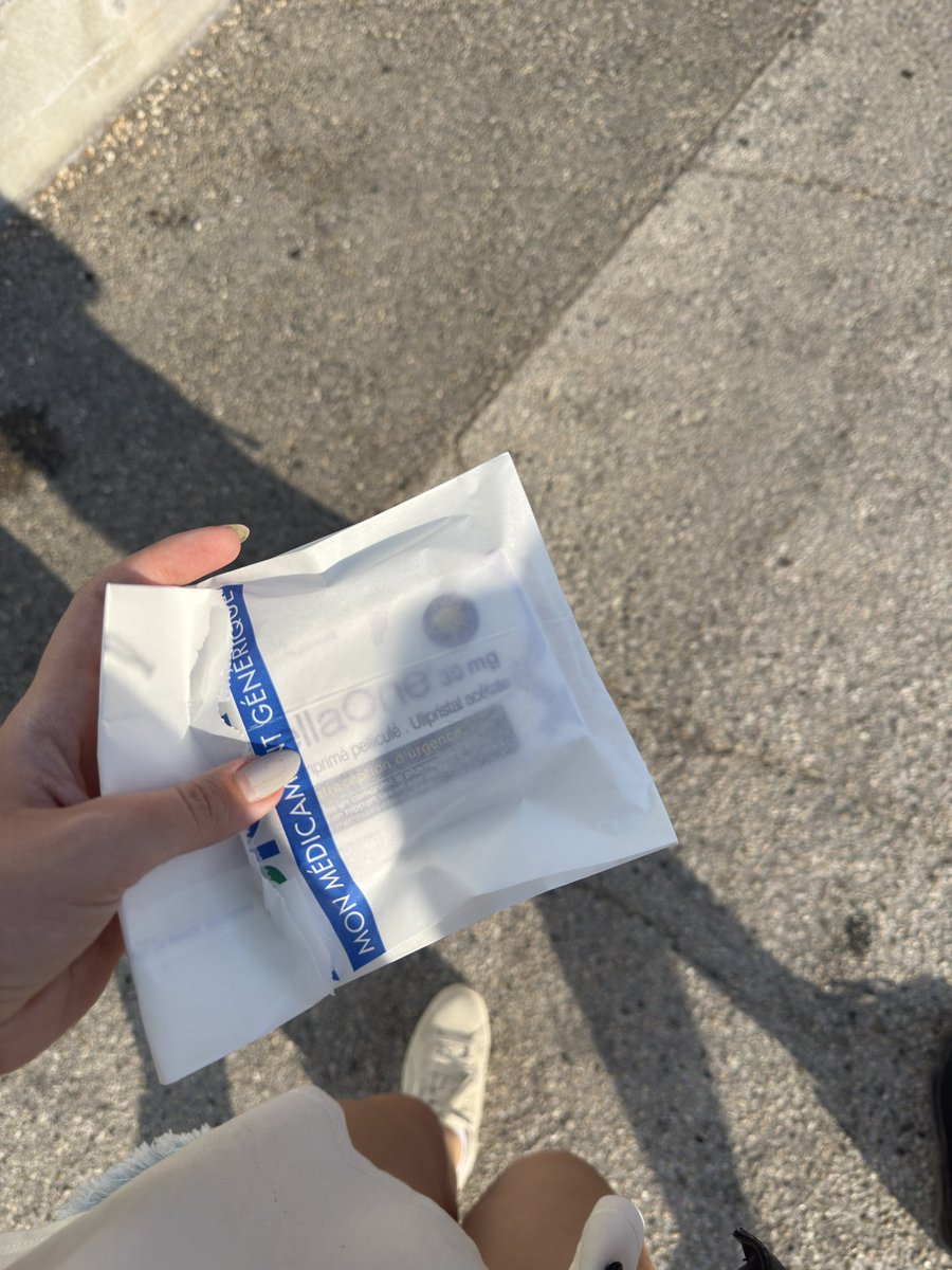 tournecoeur's tweet photo. UPDATE : J’ai pu l’avoir gratuitement !!

Par contre, la pharmacienne était vraiment pas très sympa. 

Dès que je lui ai demandé elle s’est décomposée. Après un gros blanc elle m’a donné la boîte en disant : « heu par contre ce n’est pas un moyen de contraception hein - 

1/3 https://t.co/pvoet0gtTq