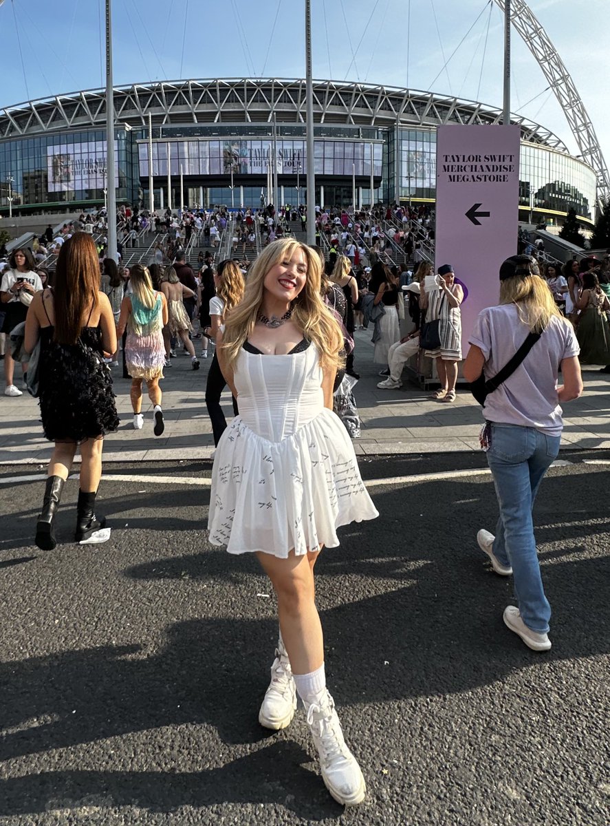 penthouseheart's tweet image. the life of a showgirl   vs    the life of a fangirl #TSTheLifeofaShowgirl