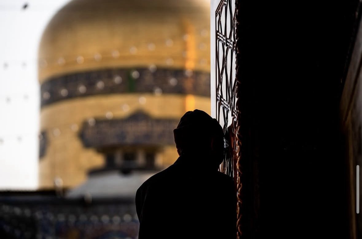 أنا لسّتُ أطلبُ منكَ مولايَ الرِّضَا
غَيرَ الرِّضَا، أيَخِيبُ مَهْمُومٌ دَعَاكَ؟