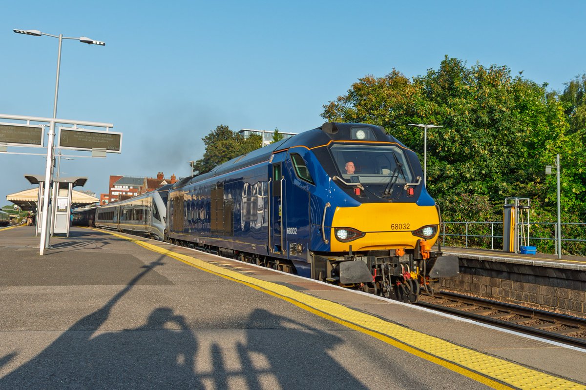 Nice catch coming through Basingstoke just now on 5Q86 1234 Long Marston to Eastleigh Trsmd, is 68032 and 029, top and tailing two Chiltern Mk5 sets!