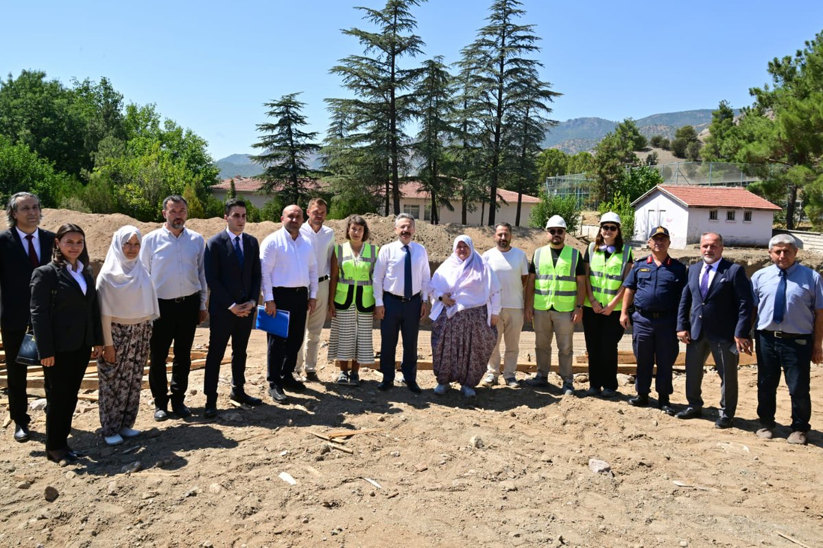 Valimiz Hüseyin Aksoy, Mihalgazi Belediye Başkanımız Zeynep Akgün, İlçe Başkanımız Ali Akkar ve kıymetli hazirûnla birlikte “Eskişehir’de Sera Naylonlarını Yeniliyoruz Projesi” kapsamında düzenlenen programa katıldık. Akabinde ilçemize kazandırılacak Hükümet Konağı inşaat